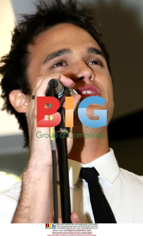 Gareth Gates Performs and Signs New Single