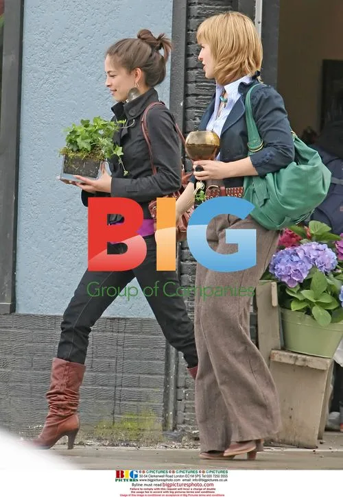 Smallville stars Kreuk and Mack shopping in Vancouver