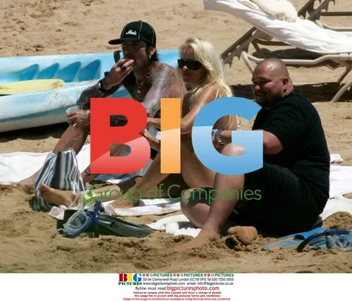 Pamela Anderson shows off bikini body in Maui