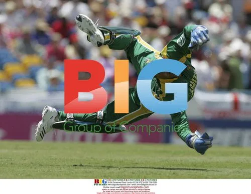 South African Wicket Keeper Misses Drive