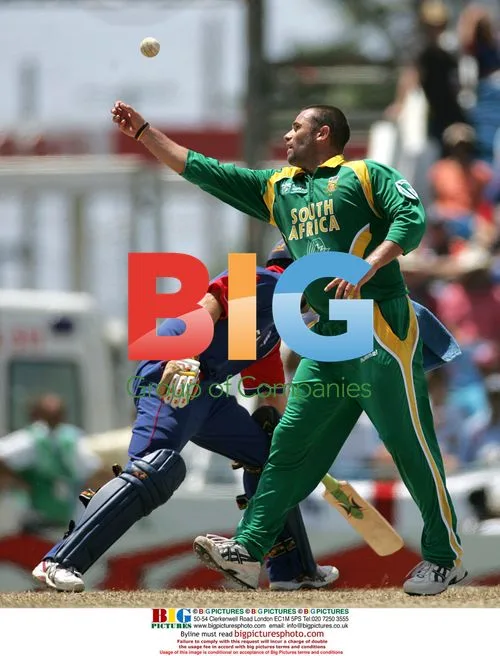 Sajid Mahmood avoids being caught and bowled