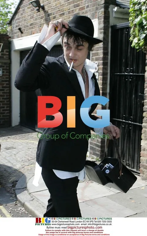 Pete Doherty arriving at Kate Moss' house