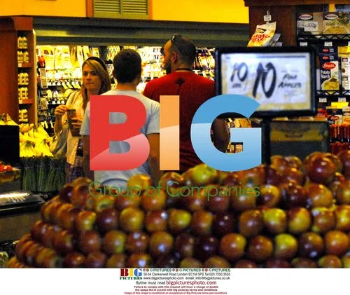 Ryan Phillippe Spotted Grocery Shopping
