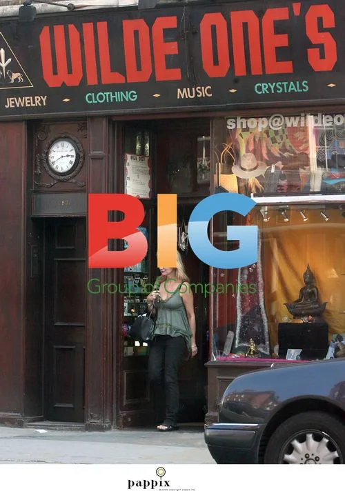 Debbie Arnold Spotted Shopping with Daughter