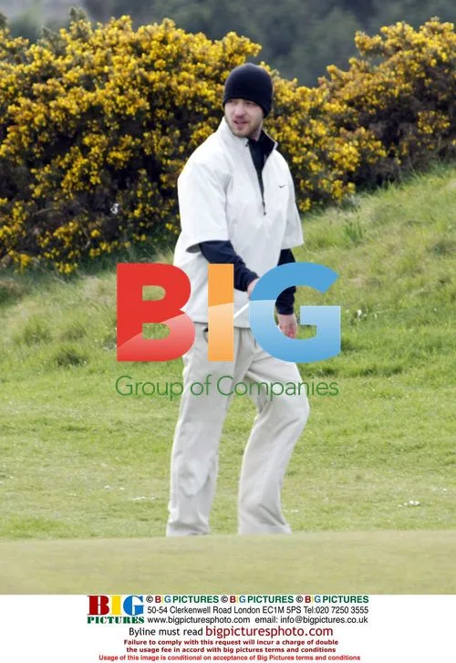 Justin Timberlake Enjoys Golf with Mother at St Andrews