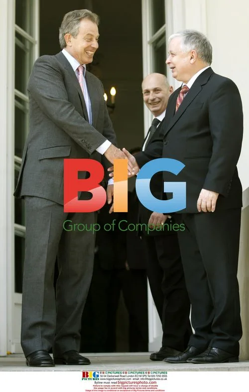 Blair and Kaczynski Shake Hands