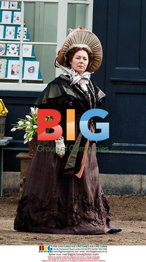 Imelda Staunton, Barbara Flynn, and Dame Judi Dench on The Cranford Chronicles set