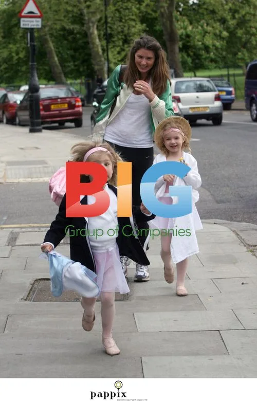 Jools Oliver takes daughters to dance class