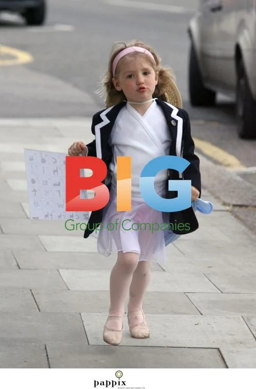 Jools Oliver takes daughters to dance class