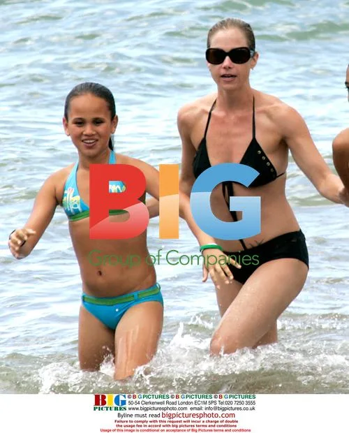 Christina Applegate enjoys Maui with friends