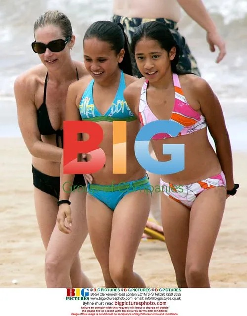 Christina Applegate Enjoys Maui with Friends