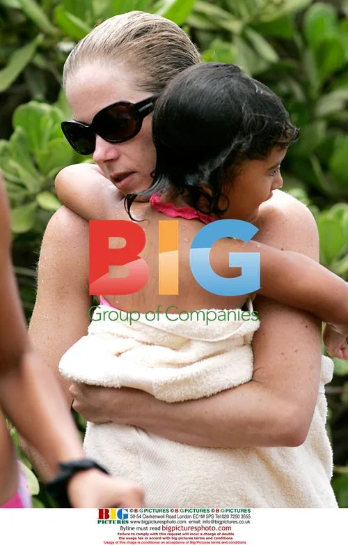 Christina Applegate enjoys Maui with friends
