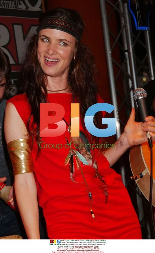 Juliette Lewis Performs at Virgin Megastore