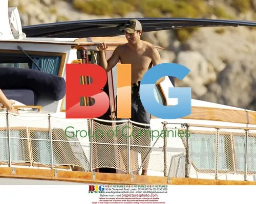 Enrique Iglesias Spends Time with Friends
