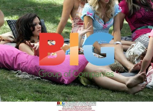 Katharine McPhee and Rumer Willis on set