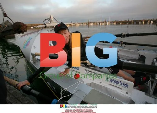 Roz Savage rows across Pacific