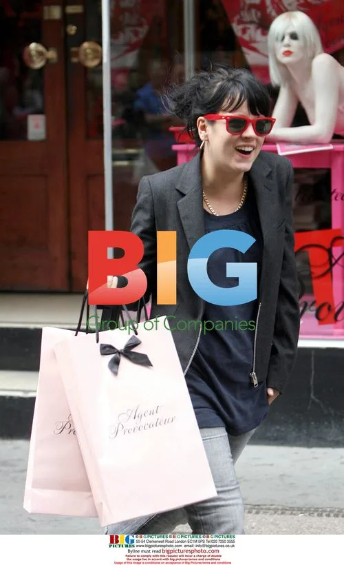 Lily Allen Leaves Home for Shopping