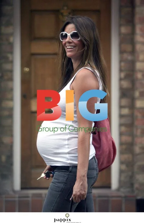 Noel Gallagher\'s Pregnant Girlfriend Sara MacDonald Shopping