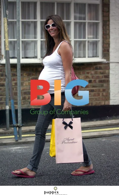 Noel Gallagher\'s Pregnant Girlfriend Sara MacDonald Shopping