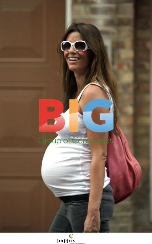Noel Gallagher\'s Pregnant Girlfriend Sara MacDonald Shopping