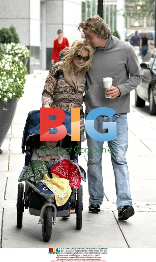 Kate Hudson and Dax Shepard get romantic in Boston