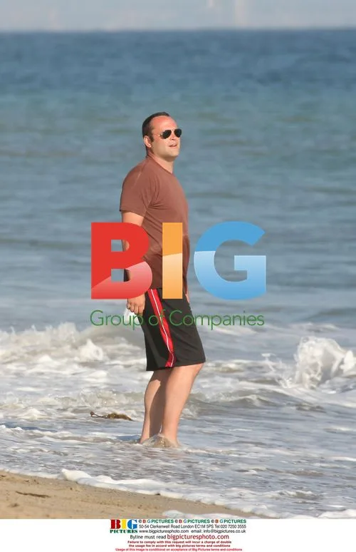 Vince Vaughn visits John Favreau at the beach