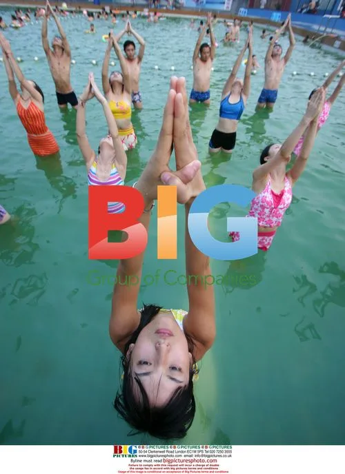 Instructor Demonstrates Water Yoga in Chongqing