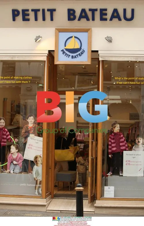Katie Price goes shopping with mom