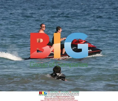 Vince Vaughn visits John Favreau's beach party