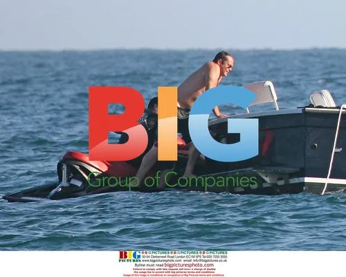 Vince Vaughn has less than graceful boat exit