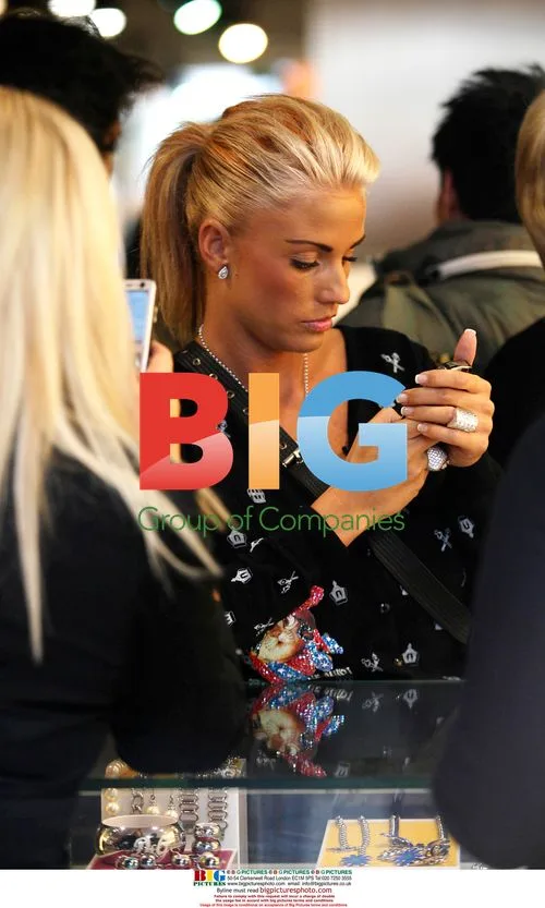 Katie Price shops with mom in London