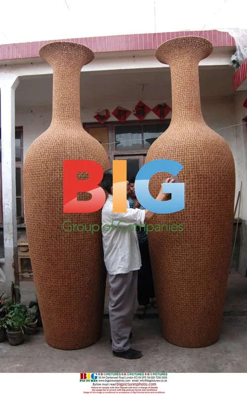 Ding Yuanzhong and his walnut vases