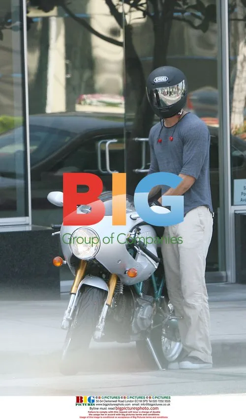 Ryan Reynolds Visits Gym