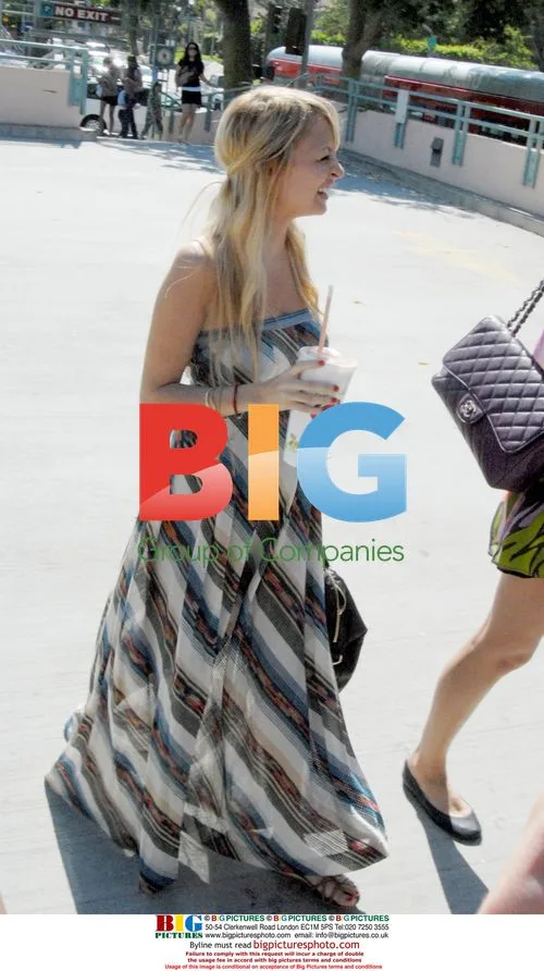 Nicole Richie Stops by Jamba Juice