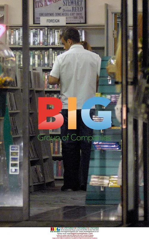 Robbie Williams and Girlfriend at Video Store