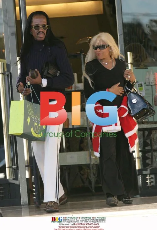 Verdine White out shopping with wife