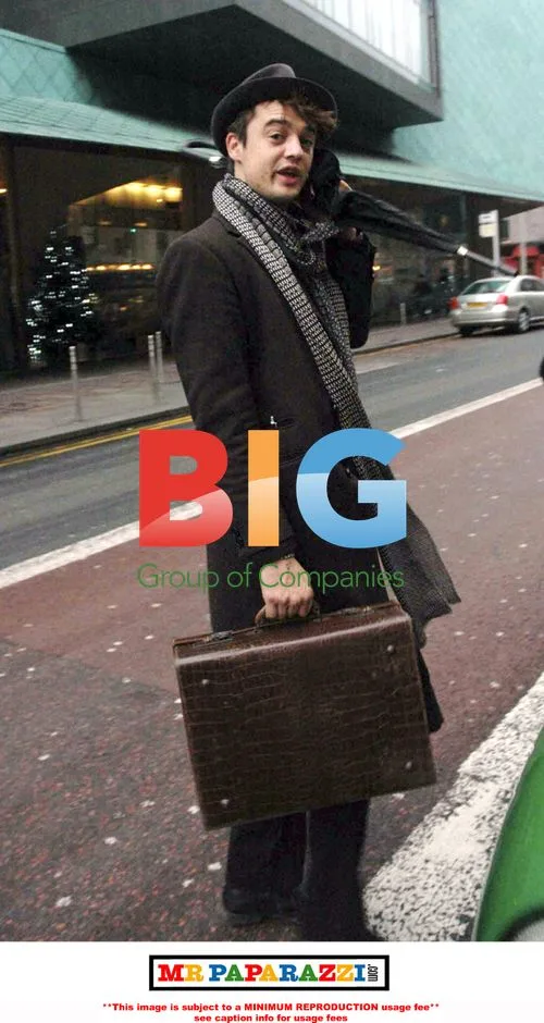 Pete Doherty and Amelie Windel catch a cab in Glasgow