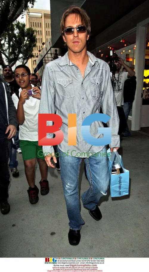 Larry Birkhead Does Holiday Shopping
