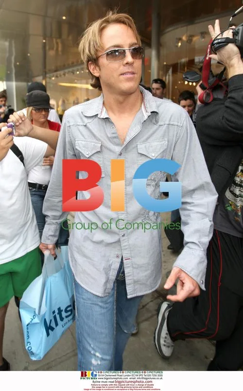 Larry Birkhead Does Holiday Shopping