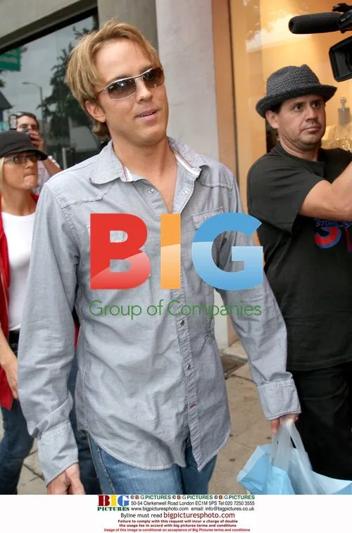 Larry Birkhead does holiday shopping surrounded by paparazzi