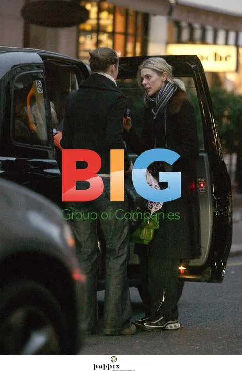 Donna Air Stops Traffic Christmas Shopping