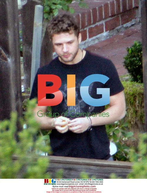 Ryan Phillippe and Abbie Cornish get cozy