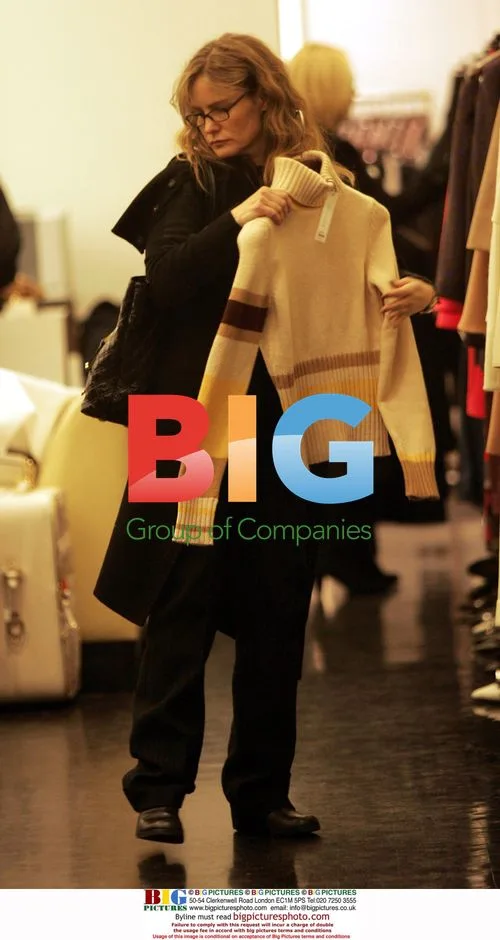 Jennifer Jason Leigh Shopping in NYC