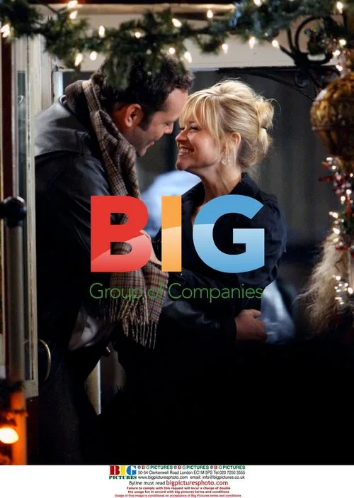 Reese Witherspoon and Vince Vaughn kiss on 'Four Christmases' set