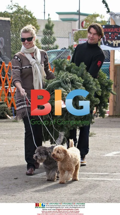 Jerry O'Connell and Rebecca Romijn Christmas Tree Shopping