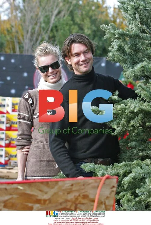 Jerry O'Connell and Rebecca Romijn shop for Christmas tree