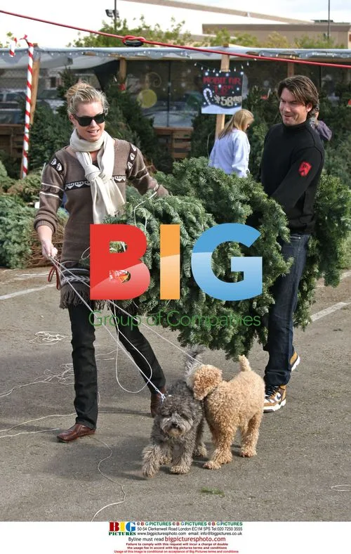 Jerry O'Connell and Rebecca Romijn shop for Christmas tree