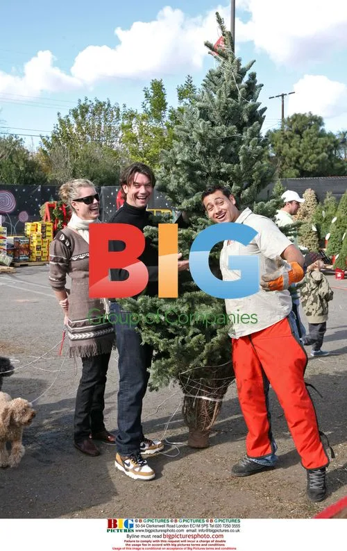 Jerry O'Connell and Rebecca Romijn shop for Christmas tree