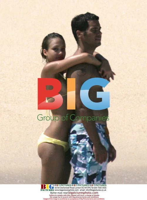 Jessica Alba Pregnant on Mexico Beach