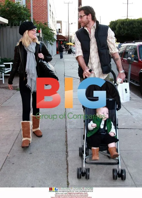 Tori Spelling and Family Buy Christmas Tree